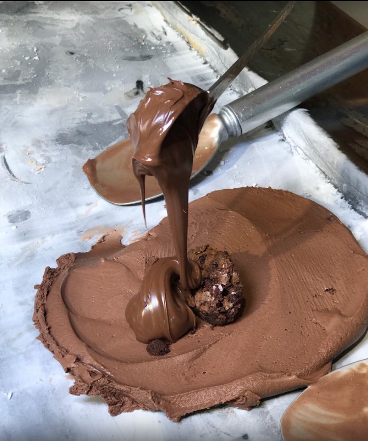 Você consegue acompanhar seu sorvete sendo feito, pois a pedra fica exposta. Foto: divulgação