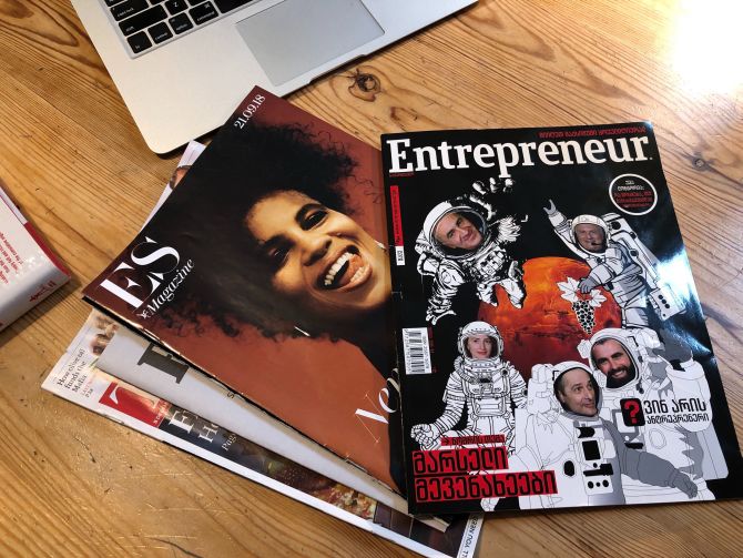 A revista "Empreendedor" de julho faz parte do consórcio por detrás da IX Millennium, um projeto que procura desenvolver uvas que podem crescer em Marte. Foto: Amie Ferris-Rotman/The Washington Post
A revista "Empreendedor" de julho faz parte do consórcio por detrás da IX Millennium, um projeto que procura desenvolver uvas que podem crescer em Marte. Foto: Amie Ferris-Rotman/The Washington Post