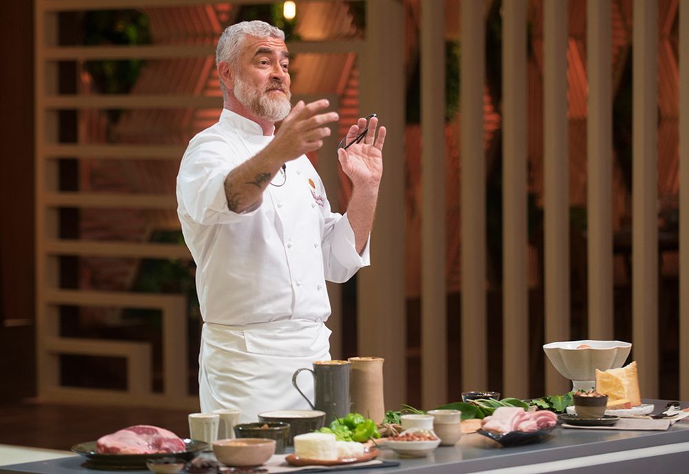 Alex Atala fez a seleção de ingredientes para a prova de eliminação. Foto: divulgação/Band. Alex Atala fez a seleção de ingredientes para a prova de eliminação. Foto: divulgação/Band.