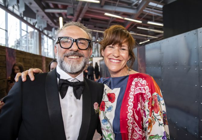 Massimo Bottura e sua esposa Lara Gilmore, do restaurante Osteria Francescana, na Itália, eleito em 2018 pela segunda vez o melhor do mundo segundo a Restaurant. Foto: Divulgação. Massimo Bottura e sua esposa Lara Gilmore, do restaurante Osteria Francescana, na Itália, eleito em 2018 pela segunda vez o melhor do mundo segundo a Restaurant. Foto: Divulgação.
