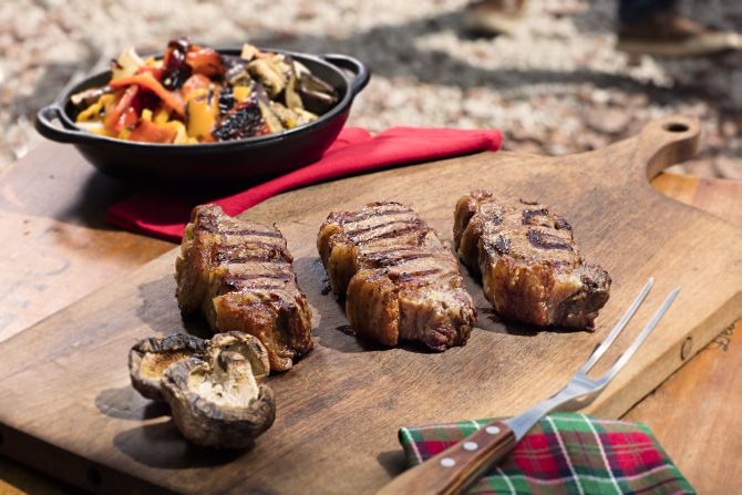 Para os mestres, o ponto ideal é aquele em que a carne está dourada por fora e rósea por dentro. Foto: Alexandre Mazzo/Gazeta do Povo Para os mestres, o ponto ideal é aquele em que a carne está dourada por fora e rósea por dentro. Foto: Alexandre Mazzo/Gazeta do Povo
