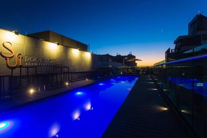 Ambiente com piscina e iluminação marcante, criam um ambiente relax. Foto: divulgação
Ambiente com piscina e iluminação marcante, criam um ambiente relax. Foto: divulgação