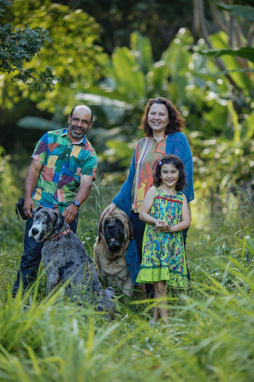 A família Juscelino Felipe da Silva, Tatiana de Pontes Peebles e Eleonora da Silva Peebles. Foto: Divulgação / Carlos dos Anjos A família Juscelino Felipe da Silva, Tatiana de Pontes Peebles e Eleonora da Silva Peebles. Foto: Divulgação / Carlos dos Anjos