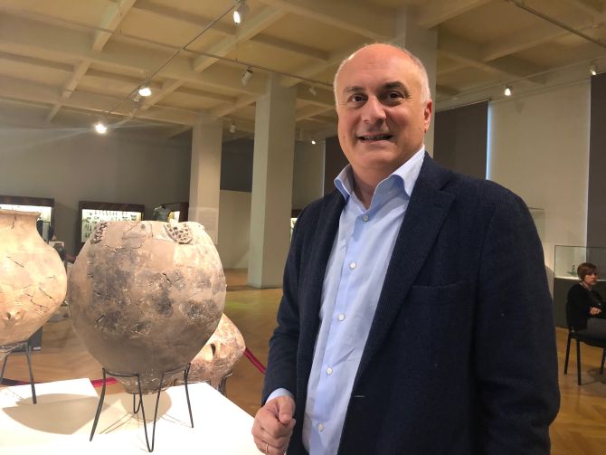 David Lordkipanidze, diretor do Museu Nacional da Georgia, posa ao lado do vaso de argila do período Neolítico encontrado em 2017 com resíduos de vinho de 8.000 anos atrás. Foto: Amie Ferris-Rotman/The Washington Post
David Lordkipanidze, diretor do Museu Nacional da Georgia, posa ao lado do vaso de argila do período Neolítico encontrado em 2017 com resíduos de vinho de 8.000 anos atrás. Foto: Amie Ferris-Rotman/The Washington Post