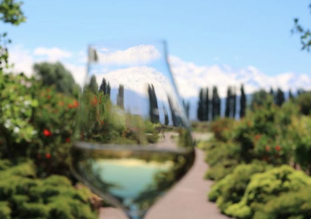 Wine bar na Argentina tem vista para a fascinante Cordilheira dos Andes Wine bar na Argentina tem vista para a fascinante Cordilheira dos Andes