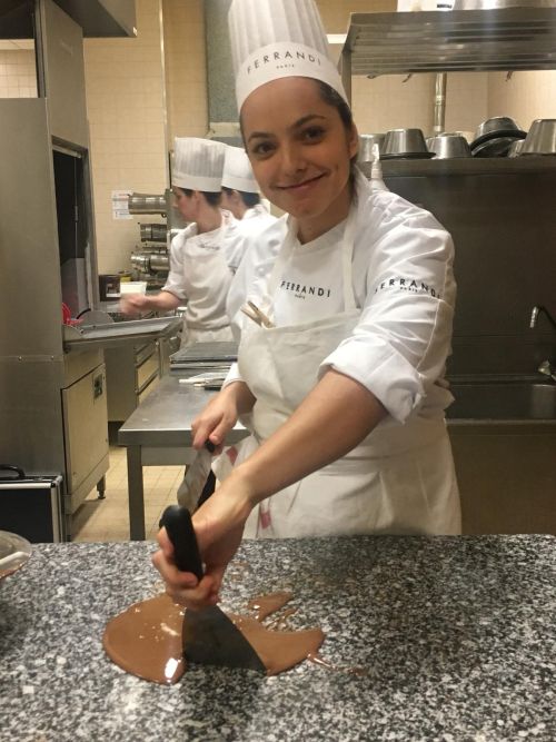Jovem chef pâtissier brasileira durante curso de confeiteira na Ferrandi Paris. Foto: Arquivo Pessoal Jovem chef pâtissier brasileira durante curso de confeiteira na Ferrandi Paris. Foto: Arquivo Pessoal