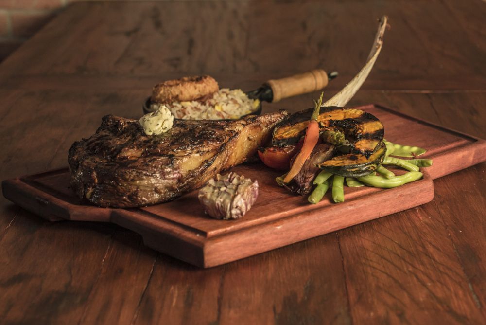 Um dos cortes mais curiosos, o Tomahawk (filé de costela) combina com drinks à base de licor de ervas e vermute. Foto: Munir Bucair Filho/divulgação. Um dos cortes mais curiosos, o Tomahawk (filé de costela) combina com drinks à base de licor de ervas e vermute. Foto: Munir Bucair Filho/divulgação.