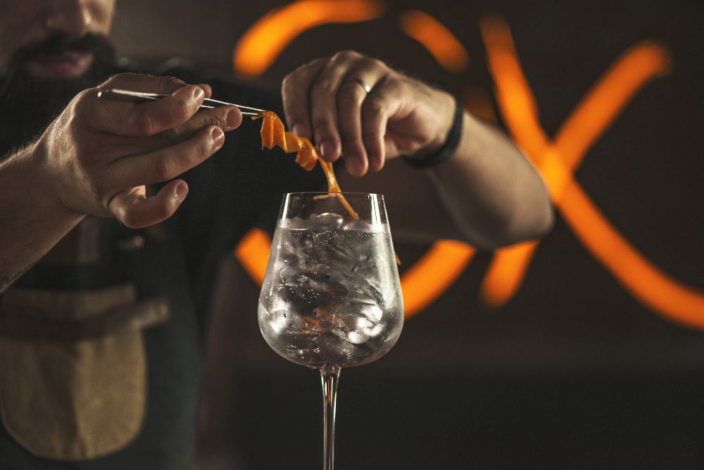 Para o bartender, os drinks à base de gin são como um coringa do churrasco. Foto: Munir Bucair Filho/divulgação. Para o bartender, os drinks à base de gin são como um coringa do churrasco. Foto: Munir Bucair Filho/divulgação.