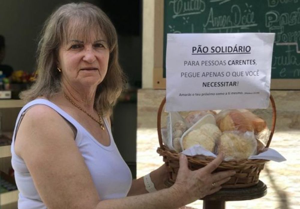 Dona Neca e a cesta de pães: todos os dias entre 50 e 100 produtos são doados. Foto: arquivo pessoal. Dona Neca e a cesta de pães: todos os dias entre 50 e 100 produtos são doados. Foto: arquivo pessoal.