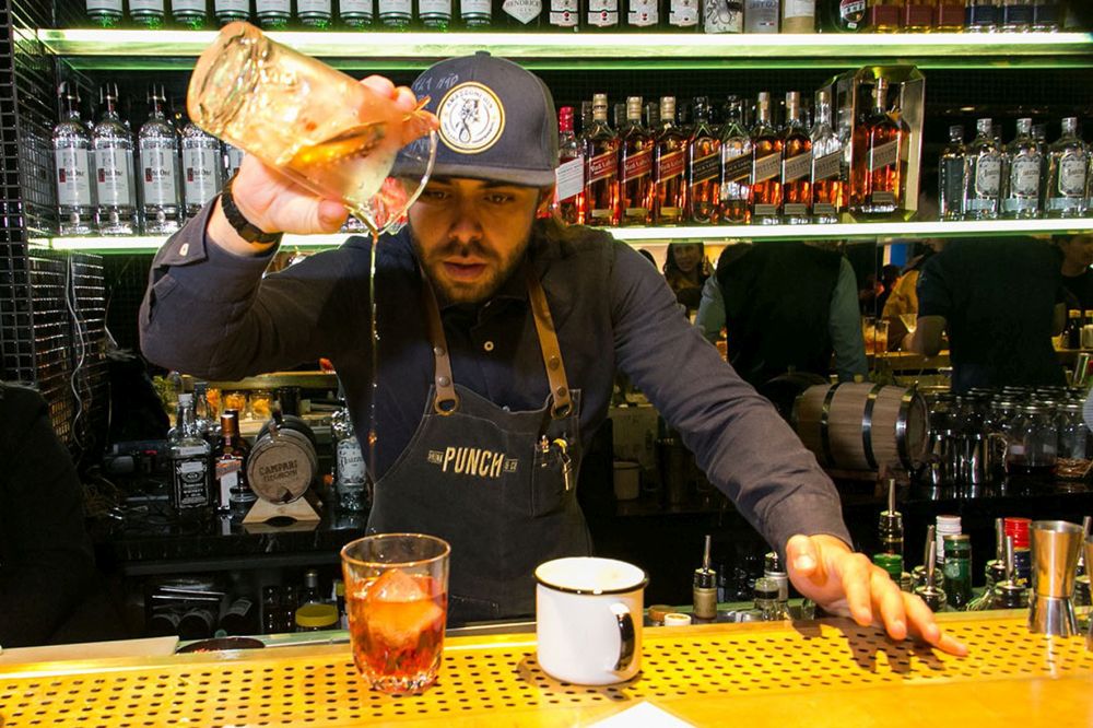 O bartender Rafael Oliveira prepara dois drinks com o The Macallan que não estão no cardápio. Foto: Naideron Jr./divulgação. O bartender Rafael Oliveira prepara dois drinks com o The Macallan que não estão no cardápio. Foto: Naideron Jr./divulgação.