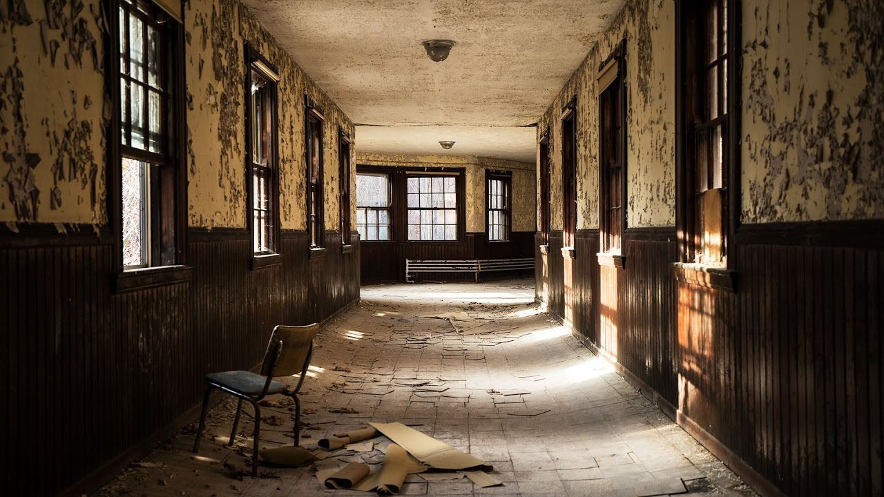 Em um dos episódios, os amigos exploram um antigo hospital abandonado. Foto: reprodução/The Proper People Em um dos episódios, os amigos exploram um antigo hospital abandonado. Foto: reprodução/The Proper People