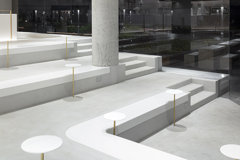 Nova cafeteria apresenta arquibancadas como mesas e decoração minimalista Nova cafeteria apresenta arquibancadas como mesas e decoração minimalista