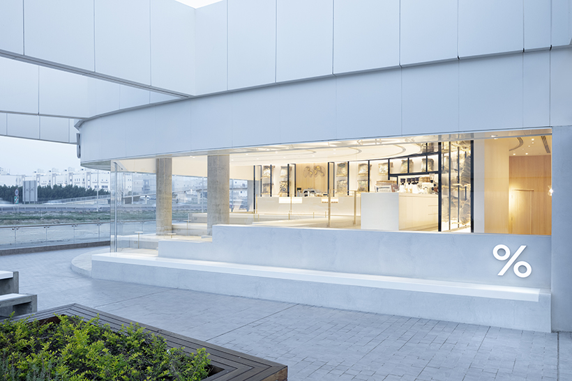 Nova cafeteria apresenta arquibancadas como mesas e decoração minimalista Nova cafeteria apresenta arquibancadas como mesas e decoração minimalista