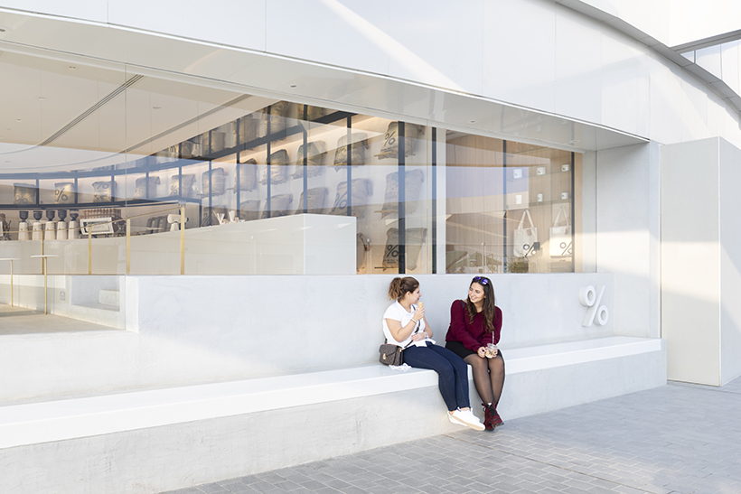 Nova cafeteria apresenta arquibancadas como mesas e decoração minimalista Nova cafeteria apresenta arquibancadas como mesas e decoração minimalista