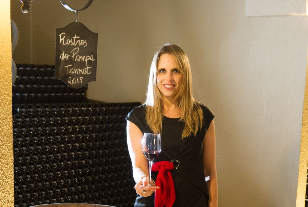 O melhor vinho tinto do Brasil deste ano foi produzido na Campanha Gaúcha, pela mestre em enologia Gabriela Hermann Pötter, da Vinícola Guatambu. Foto: Julio Soares/divulgação. O melhor vinho tinto do Brasil deste ano foi produzido na Campanha Gaúcha, pela mestre em enologia Gabriela Hermann Pötter, da Vinícola Guatambu. Foto: Julio Soares/divulgação.