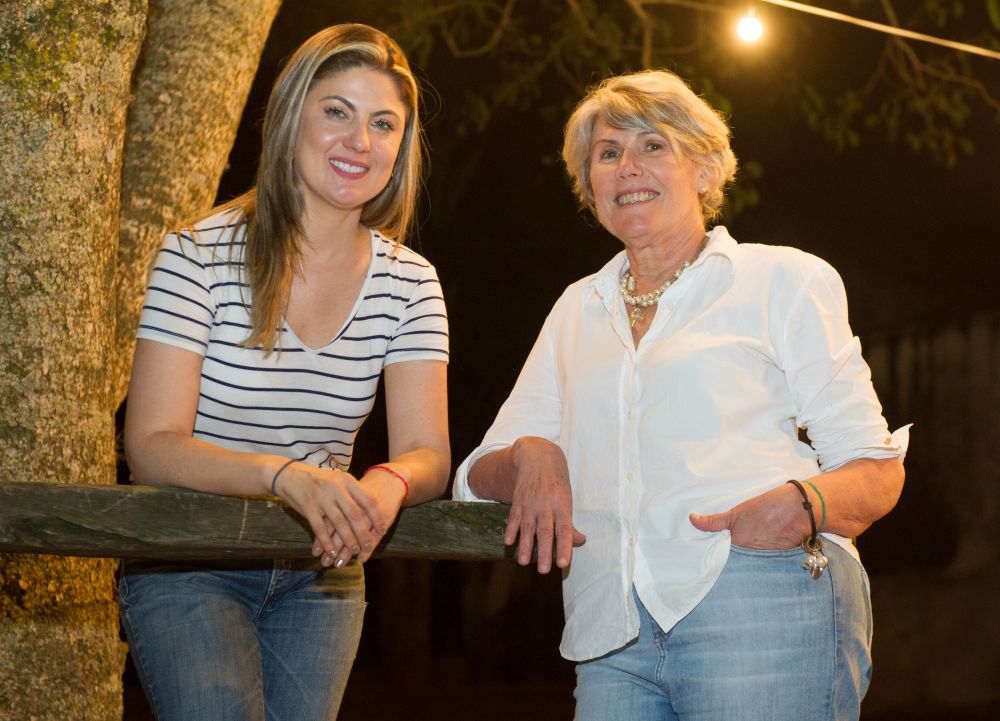 Victória e Monica Mércio travaram uma batalha para tornar o vinho brasileiro mais acessível frente aos importados. Foto: Julio Soares/divulgação. Victória e Monica Mércio travaram uma batalha para tornar o vinho brasileiro mais acessível frente aos importados. Foto: Julio Soares/divulgação.
