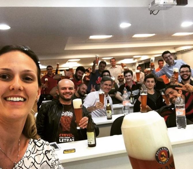Kathia Zanatta também é engenheira de alimentos e mestre cervejeira pela Siebel-Doemens, na Alemanha, e sócio-diretora do Instituto da Cerveja. É degustadora de eventos internacionais e professora. Foto: Reprodução / Instagram Kathia Zanatta também é engenheira de alimentos e mestre cervejeira pela Siebel-Doemens, na Alemanha, e sócio-diretora do Instituto da Cerveja. É degustadora de eventos internacionais e professora. Foto: Reprodução / Instagram