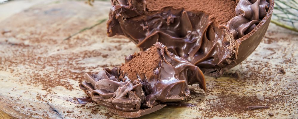 A Páscoa está chegando! Aprenda 3 recheios irresistíveis para ovo de colher Ovo de Páscoa da Confeitaria Cheia de Graça . Ovo de colher . Doce chocolate brigadeiro nutella . Local: Confeitaria Cheia de Graça.