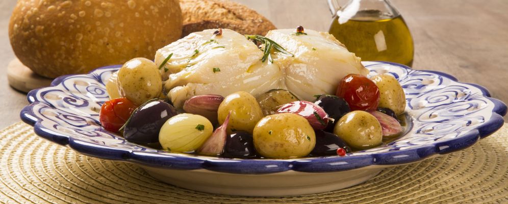 Tradicional restaurante de Lisboa ensina como fazer um legítimo bacalhau A typical Portuguese dish with codfish called Bacalhau do Porto in a original portuguese plate. Cod Fish Prepared.