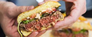 Nestlé e Burger King investem em hambúrguer vegetariano com sabor de carne Nestlé e Burger King investem em hambúrguer vegetariano com sabor de carne