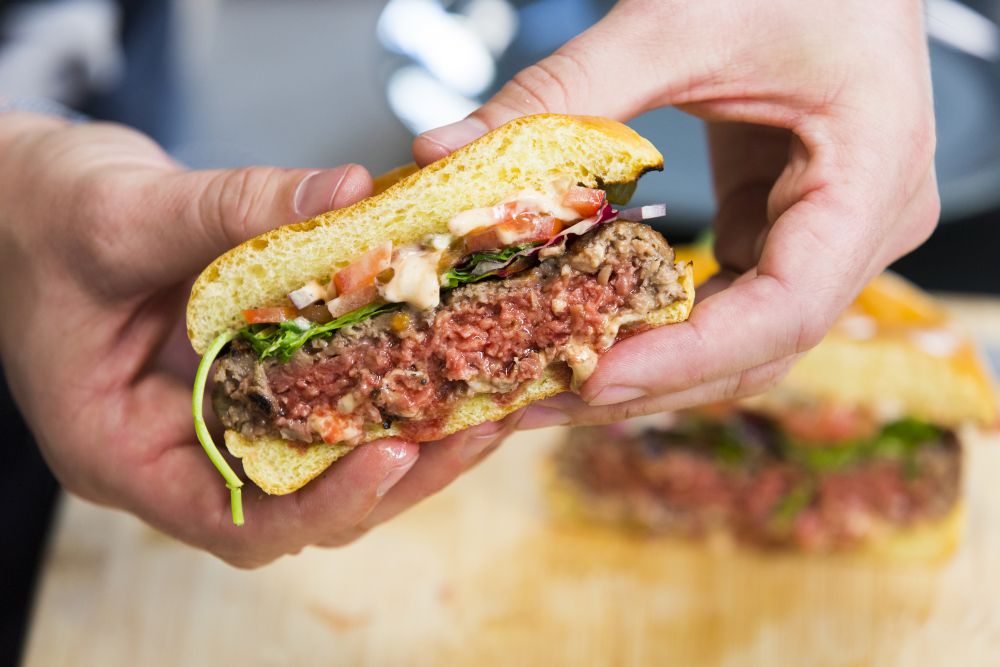 Os novos hambúrgueres vegetais têm a suculência e o sabor quase idênticos aos preparados com proteína animal. Foto: Impossible Foods/divulgação. Os novos hambúrgueres vegetais têm a suculência e o sabor quase idênticos aos preparados com proteína animal. Foto: Impossible Foods/divulgação.