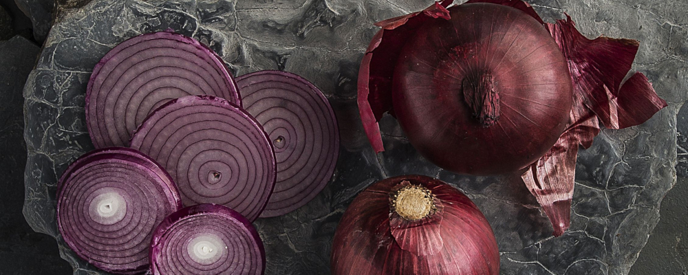 Foto para matéria do Bom Gourmet sobre tipos de cebola , cebola branca , roxa , casca marron , pequena , doce , tempero , cebolas . Local: A Fábrika .