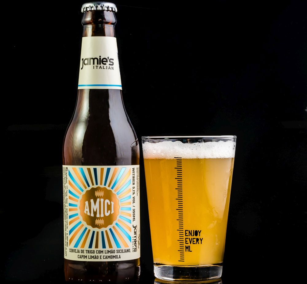 A cerveja é uma witbier com ervas aromáticas. Foto: Priscilla Fiedler/divulgação. A cerveja é uma witbier com ervas aromáticas. Foto: Priscilla Fiedler/divulgação.
