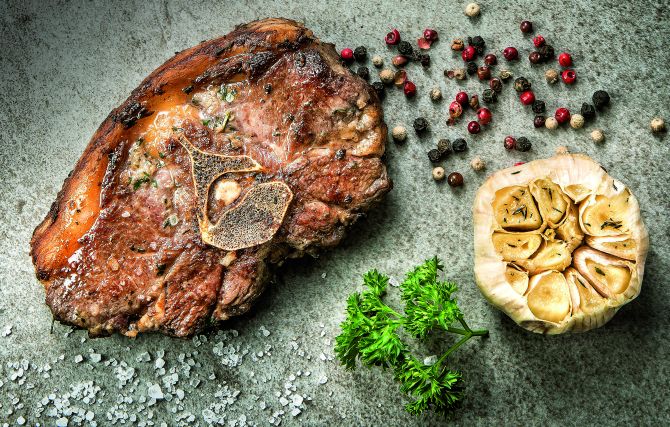 Foto para matéria de capa da revista Bom Gourmet, sobre os novos cortes da carne de cordeiro. Local: A Fábrika. Foto para matéria de capa da revista Bom Gourmet, sobre os novos cortes da carne de cordeiro. Local: A Fábrika.