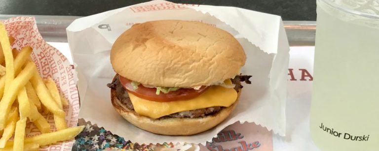 Nova marca do Madero compete com McDonald’s e BK; veja a diferença entre os cheeseburgers