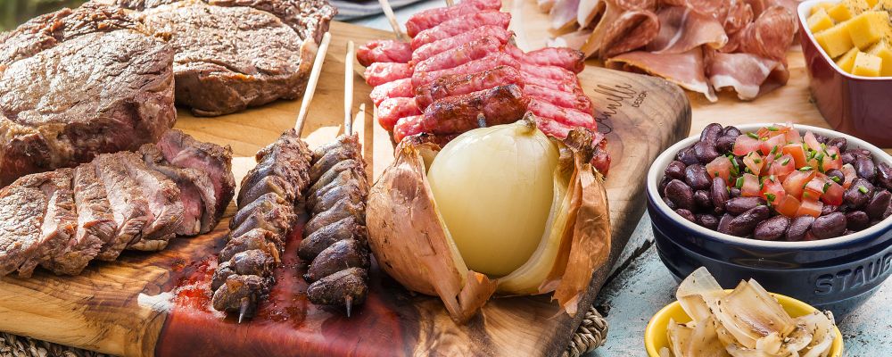 Foto para matéria de capa da revista Bom Gourmet sobre churrasco. carne linguiça coração de galinha Local: Espaço Gourmet