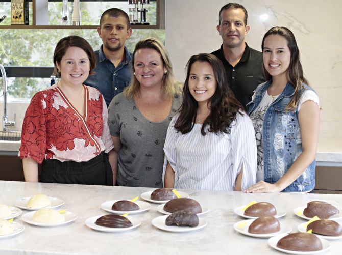 Os avaliadores, da esquerda para a direita: Bibiana Schneider (Cuore di Cacau), Diego Prado (Prado's Bakery), Polyana Rodrigues (Grué Chocolateria), Eduardo Crema (Chokolat), Eduarda Lobo e Arianne Montecchi, leitoras sorteadas pelo Bom Gourmet. Os avaliadores, da esquerda para a direita: Bibiana Schneider (Cuore di Cacau), Diego Prado (Prado's Bakery), Polyana Rodrigues (Grué Chocolateria), Eduardo Crema (Chokolat), Eduarda Lobo e Arianne Montecchi, leitoras sorteadas pelo Bom Gourmet.
