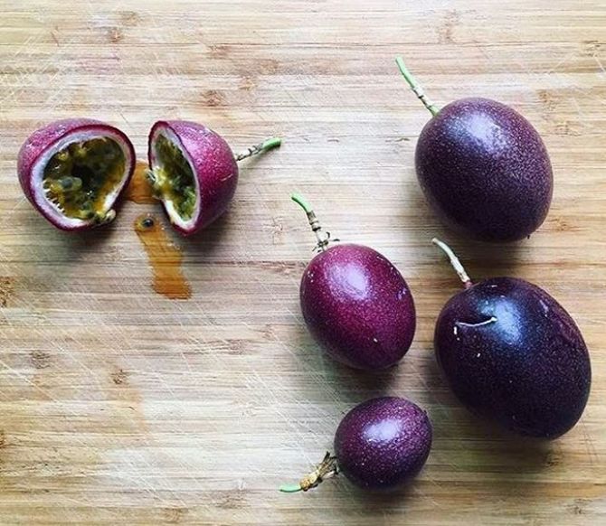 Menor e com sabor mais intenso, o maracujá roxo é rico em doçura. Foto: Reprodução Instagram / Raymund Yusuf Menor e com sabor mais intenso, o maracujá roxo é rico em doçura. Foto: Reprodução Instagram / Raymund Yusuf