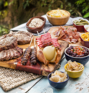 No churrasco tradicional, a linguicinha e o coraçãozinho não podem faltar. Foto: Letícia Akemi/Gazeta do Povo No churrasco tradicional, a linguicinha e o coraçãozinho não podem faltar. Foto: Letícia Akemi/Gazeta do Povo
