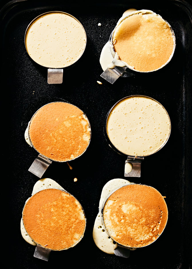 As panquecas são feitas em moldes e aquecidas bem lentamente. Foto: Jenny Huang / The New York Times As panquecas são feitas em moldes e aquecidas bem lentamente. Foto: Jenny Huang / The New York Times