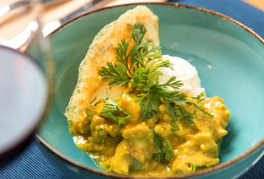 O curry de frango faz um curioso contraste com o sorvete de coco, com o tempero amenizado pelo frescor da fruta. Foto: reprodução Instagram. O curry de frango faz um curioso contraste com o sorvete de coco, com o tempero amenizado pelo frescor da fruta. Foto: reprodução Instagram.