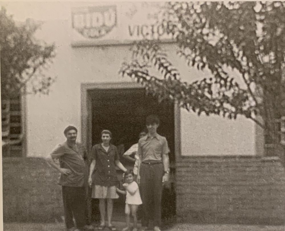 Victor Schiochet (esquerda) com a família em frente ao antigo armazém de secos e molhados no bairro do Taboão, hoje São Lourenço. Foto: divulgação. Victor Schiochet (esquerda) com a família em frente ao antigo armazém de secos e molhados no bairro do Taboão, hoje São Lourenço. Foto: divulgação.