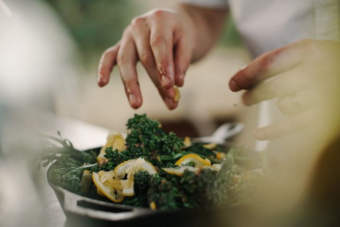 Chef de cozinha é um cargo de gestão, não a designação de uma profissão. Foto: Max Delsid / Unsplash Chef de cozinha é um cargo de gestão, não a designação de uma profissão. Foto: Max Delsid / Unsplash