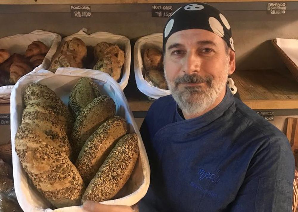 Na Mediterrain, em São Paulo, Ricardo prepara apenas 100 pães por dia. Foto: divulgação. Na Mediterrain, em São Paulo, Ricardo prepara apenas 100 pães por dia. Foto: divulgação.