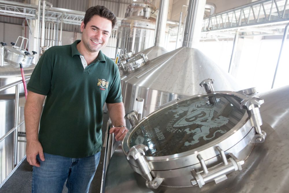 Lucas Berggren deixou de lado a carreira de advogado da família para produzir cerveja artesanal no interior de São Paulo. Foto: divulgação. Lucas Berggren deixou de lado a carreira de advogado da família para produzir cerveja artesanal no interior de São Paulo. Foto: divulgação.