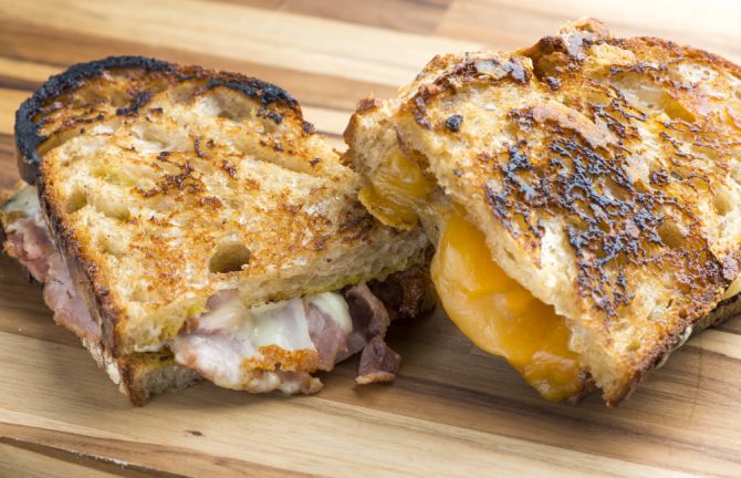 A reação de Maillard é a responsável pela casca do pão assado e pela coloração e sabores desenvolvidos quando tosta-se uma fatia de pão. Foto: Letícia Akemi/Gazeta do Povo A reação de Maillard é a responsável pela casca do pão assado e pela coloração e sabores desenvolvidos quando tosta-se uma fatia de pão. Foto: Letícia Akemi/Gazeta do Povo