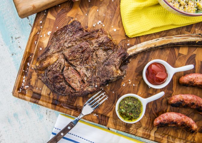 A Reação de Maillard ocorre nas carnes quando submetidas a temperaturas de 120 graus C ou mais. O resultado é a coloração de dourado a marrom e a acentuação do gosto umami . Foto: Letícia Akemi/Gazeta do Povo A Reação de Maillard ocorre nas carnes quando submetidas a temperaturas de 120 graus C ou mais. O resultado é a coloração de dourado a marrom e a acentuação do gosto umami . Foto: Letícia Akemi/Gazeta do Povo