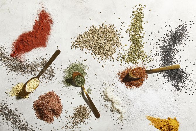 Blends de temperos feitos em casa costumam ser mais frescos que os comprados nas lojas. Foto: Tom McCorkle/ The Washington Post Blends de temperos feitos em casa costumam ser mais frescos que os comprados nas lojas. Foto: Tom McCorkle/ The Washington Post