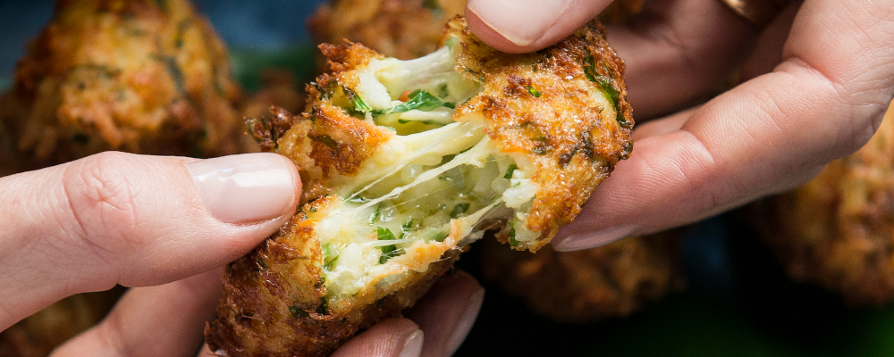 A muçarela deixa o tradicional bolinho de arroz ainda mais saboroso. Foto: Letícia Akemi / Gazeta do Povo