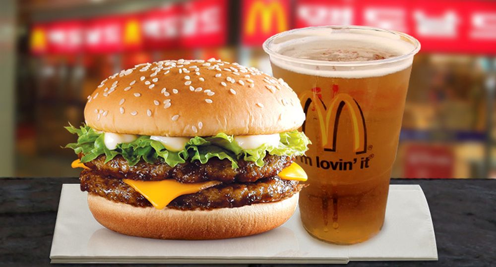 O McDonald's vende cerveja em algumas lojas, com limite de consumo. Foto: McDonald's Blog. O McDonald's vende cerveja em algumas lojas, com limite de consumo. Foto: McDonald's Blog.