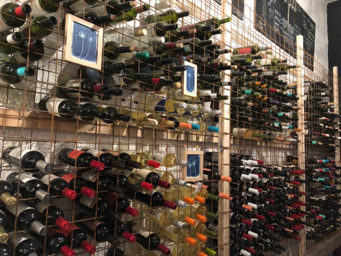 Os rótulos são cuidadosamente selecionados e como o espaço também funciona como loja de vinhos. Foto Anderson Hartmann / Gazeta do Povo. Os rótulos são cuidadosamente selecionados e como o espaço também funciona como loja de vinhos. Foto Anderson Hartmann / Gazeta do Povo.