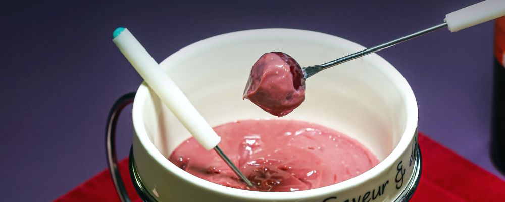 Fondue de ruby com vinho do porto Fondue de chocolate ruby preparado pelo chef confeiteiro Alisson Jory. Foto: André Rodrigues/Gazeta do Povo.