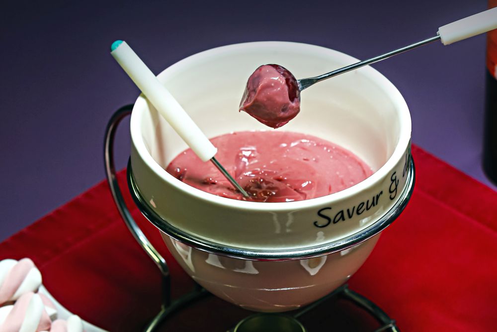 Fondue de chocolate ruby preparado pelo chef confeiteiro Alisson Jory. Foto: André Rodrigues/Gazeta do Povo. Fondue de chocolate ruby preparado pelo chef confeiteiro Alisson Jory. Foto: André Rodrigues/Gazeta do Povo.
