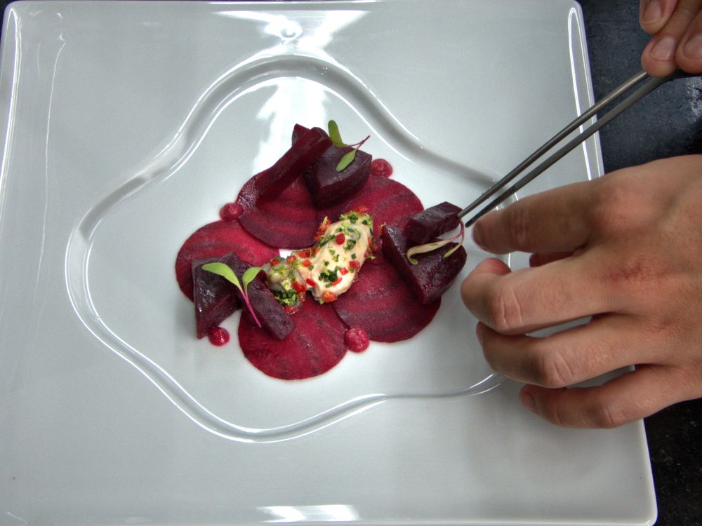 Picles de beterraba com sorvete de queijo de cabra e ostra, servido sobre uma base de sopa de tomates orgânicos e melancia fermentada. Foto: Gillo Brunisso Picles de beterraba com sorvete de queijo de cabra e ostra, servido sobre uma base de sopa de tomates orgânicos e melancia fermentada. Foto: Gillo Brunisso