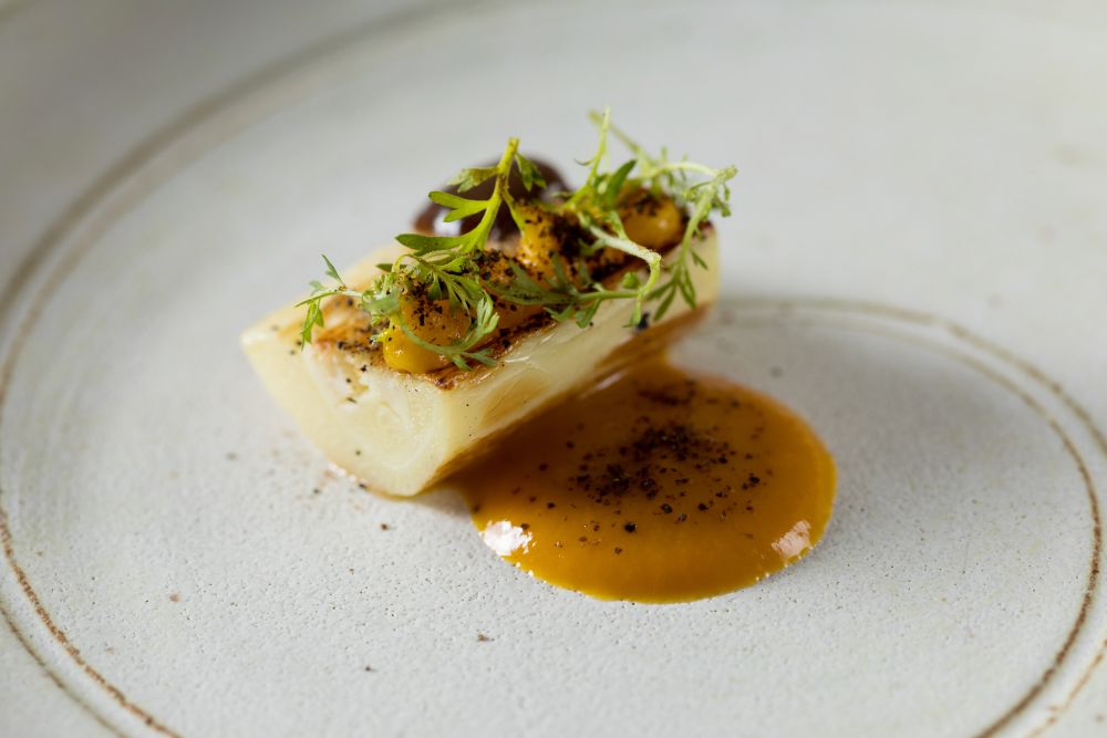 Pupunha com abóbora fermentada e terra de cogumelos do Manu. Foto Rubens Kato/Divulgação Pupunha com abóbora fermentada e terra de cogumelos do Manu. Foto Rubens Kato/Divulgação