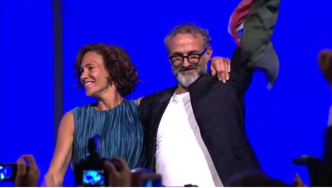 O chef italiano Massimo Bottura, da Osteria Francescana, comemora a vitória ao lado da esposa Lara. Foto: Reprodução. O chef italiano Massimo Bottura, da Osteria Francescana, comemora a vitória ao lado da esposa Lara. Foto: Reprodução.